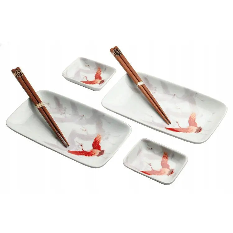 Sushi keramikksett for to, hvite fat og skåler med røde tranemotiv, inkludert spisepinner i tre.