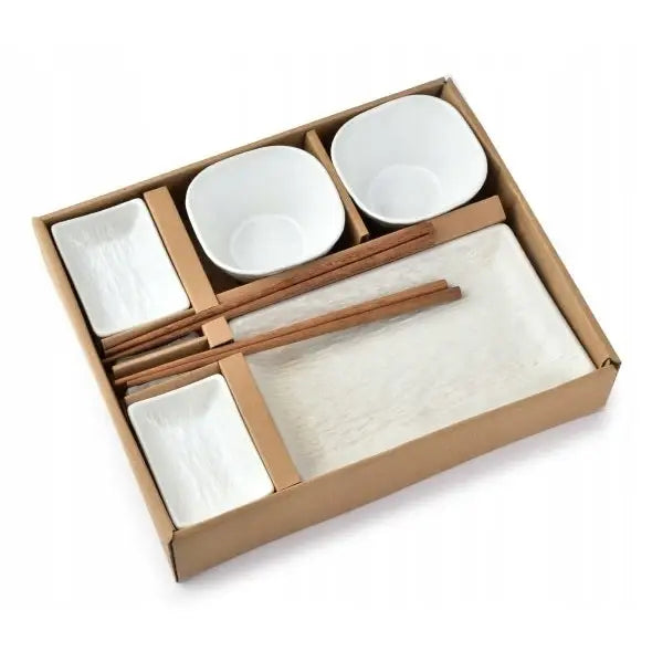 Sushi-sett for 2, hvite porselensskåler, rektangulære fat og spisepinner i tre arrangert i gaveeske.