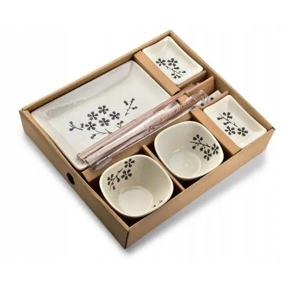 Sushi-sett for 2, hvitt keramikkservise med svarte blomster, skåler og pinner i brun gaveeske, sett ovenfra.