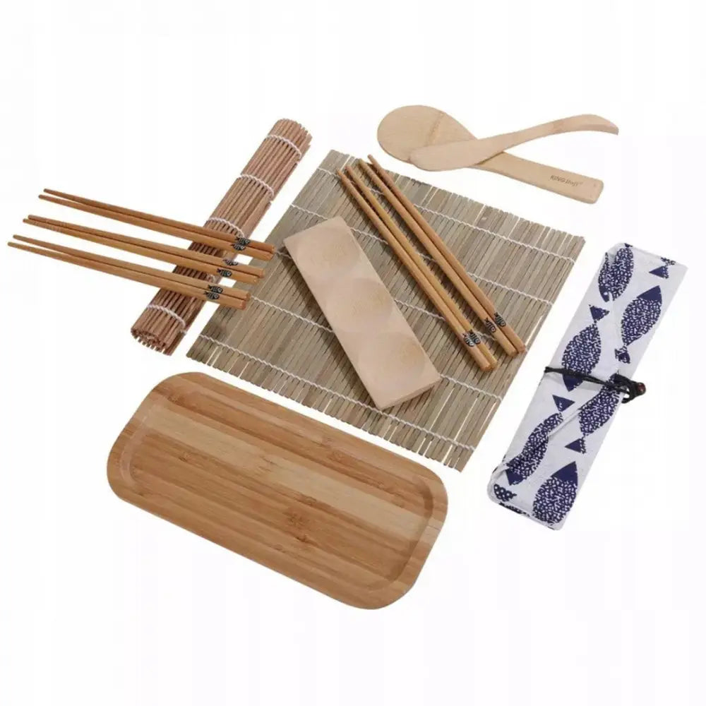 Sushi-sett i lyst tre og bambus med spisepinner, bambusmatte, serveringsbrett, skje og blått fiskemønstret etui.