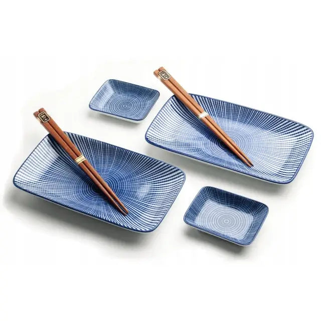 Sushi-sett for to med blå Tokusa-mønstrede fat, skåler og to par trespisepinner sett ovenfra.