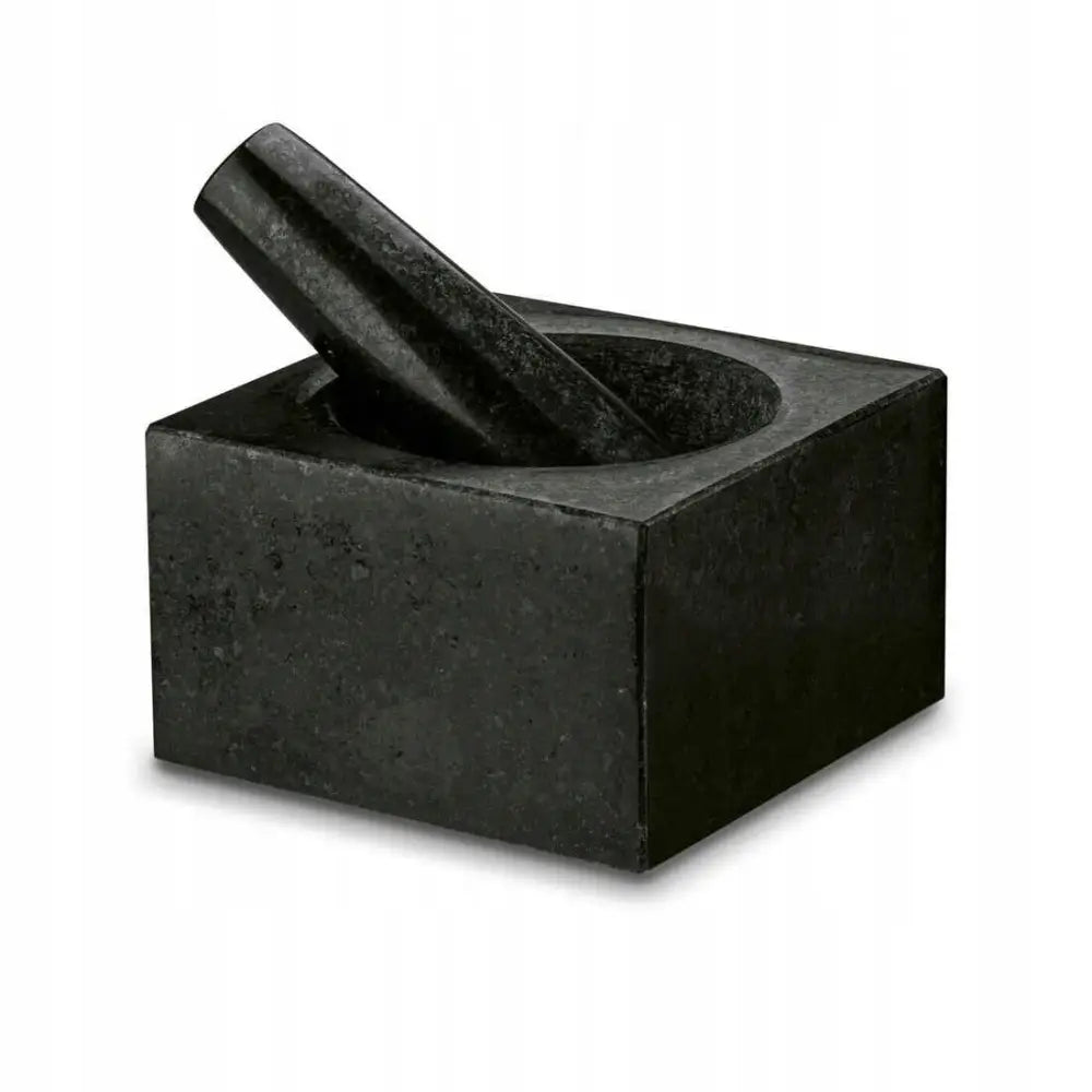 Svart kjøkkenmorter i stein med støter, kvadratisk design og matt overflate, sett fra skrå vinkel.