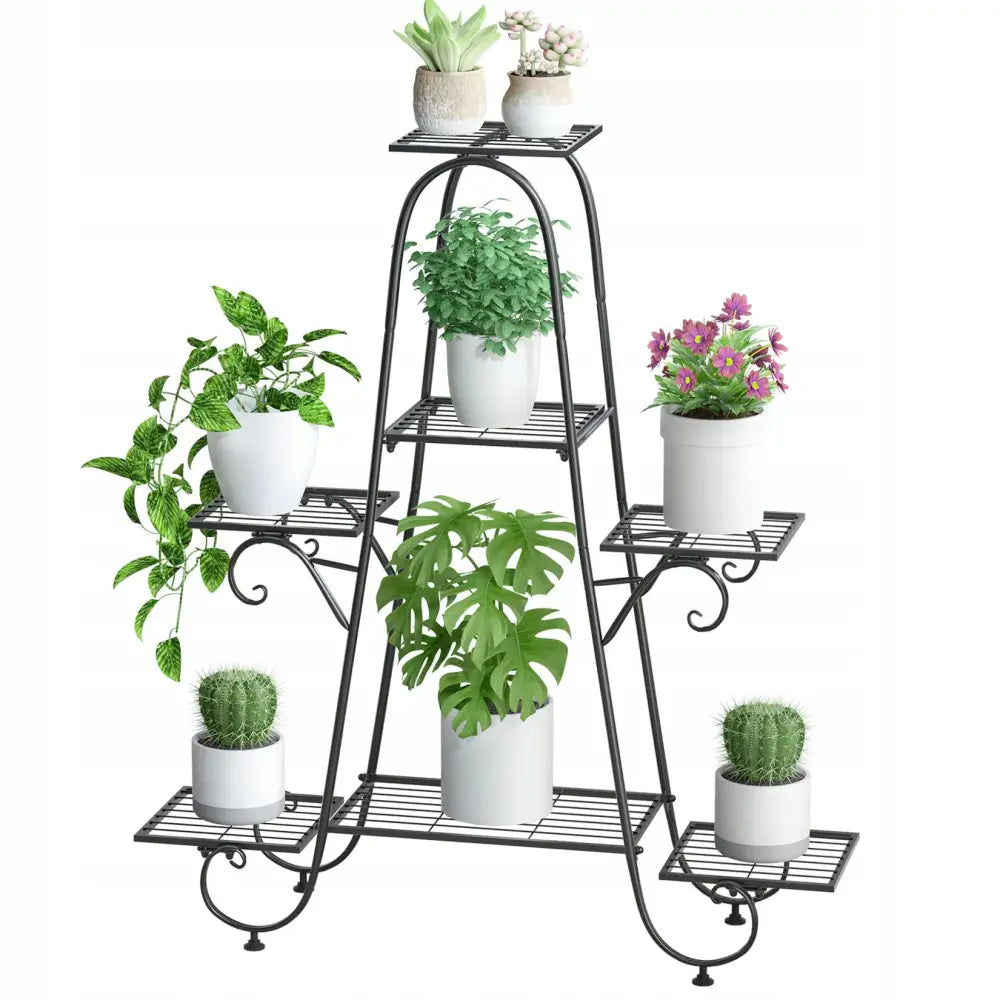 Svart loft blomsterstativ i metall, frontvisning med flere hvite potter i ulike størrelser og fasonger.