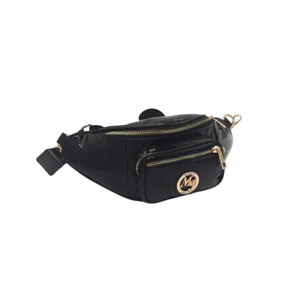 Svart Maggio Nerka hofteveske i skinnende materiale, med gullglidelåser og rundt emblem foran.