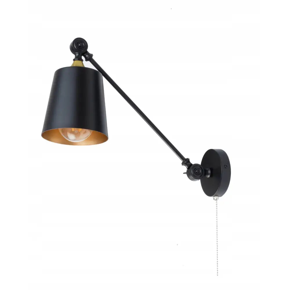 Svart metall vegglampe med justerbar arm, kjedetrekk og gyllen innside, sett fra siden mot hvit bakgrunn.