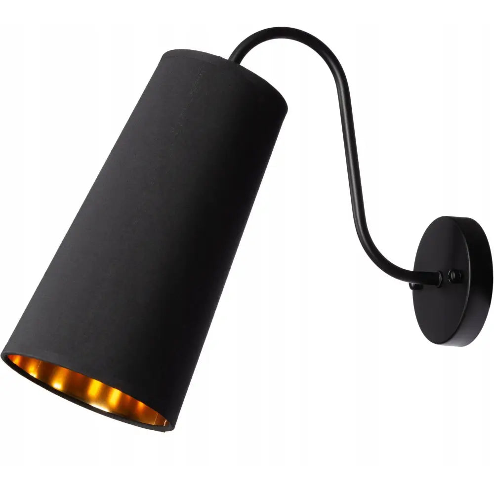 Svart metall vegglampe med konisk skjerm, gyllen reflektor og varm belysning, sett fra siden.