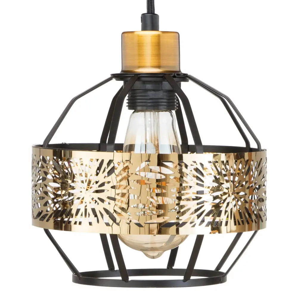 Svart metallisk hengelampe med gullfarget, mønstret skjerm og synlig lyspære i frontnærbilde.