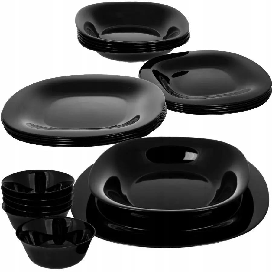 Svart middagsservise i porselen, stablede kvadratiske tallerkener og skåler med glanset finish og avrundede kanter.