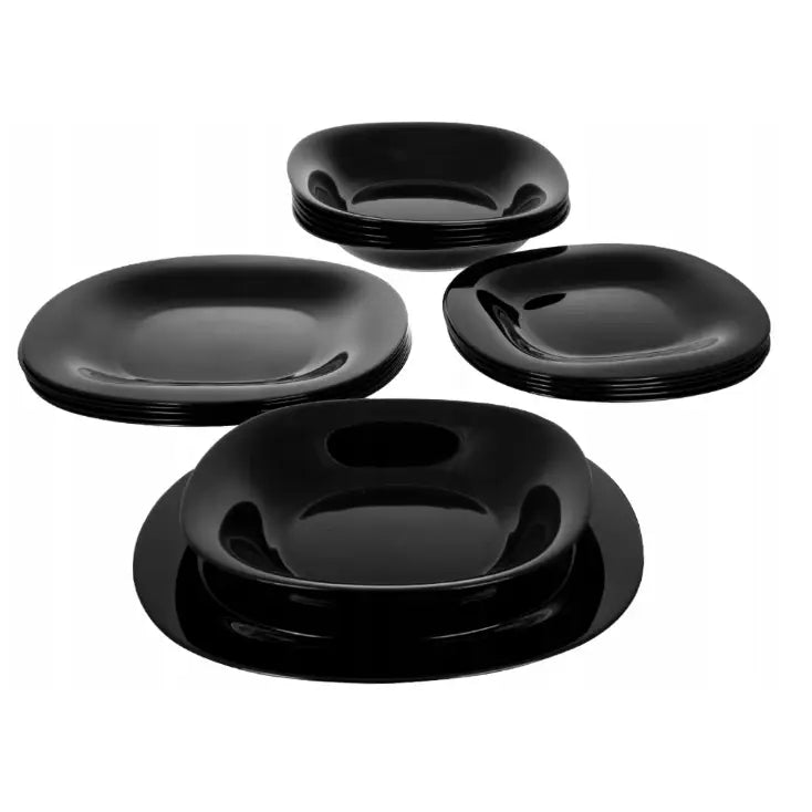 Svart middagsservise med blanke, kvadratiske og runde tallerkener i ulike størrelser på hvit bakgrunn.