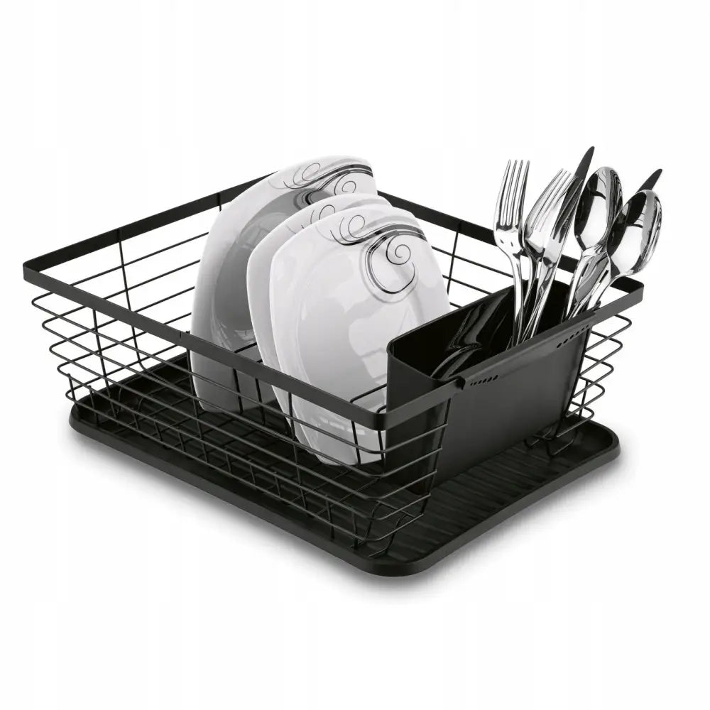 Svart oppvasktørkestativ med bestikkholder fra Tadar, skrått vist med tallerkener og bestikk på dryppbrett.