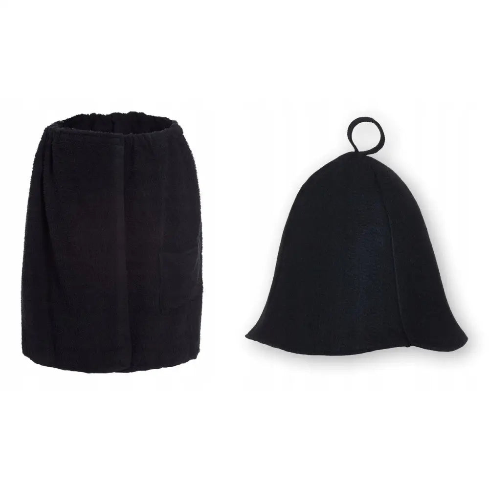 Svart sauna spa sett med kilt i bomull og klokkeformet filtlue, begge sett forfra mot hvit bakgrunn.