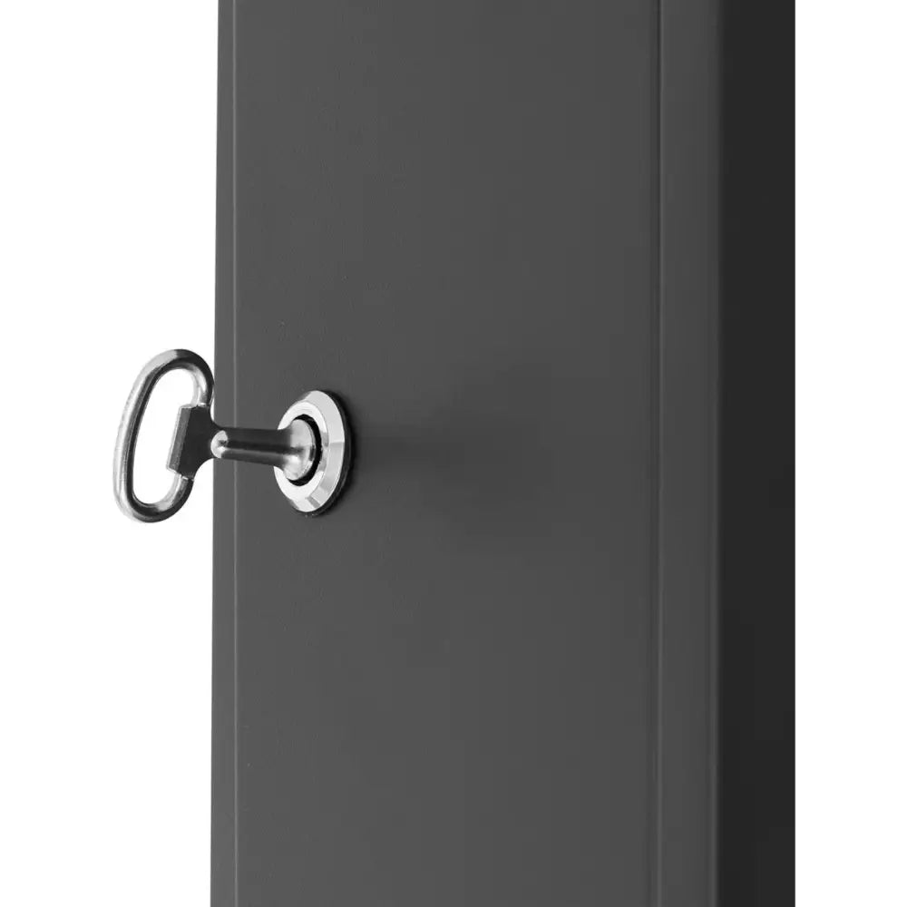 Svart stål utendørs avfallskurv, detalj av sølvfarget lås med nøkkel på matt mørkgrå overflate.