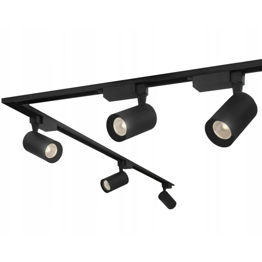 Svart taklampe med seks justerbare sylindriske spotlys i matt metall, sett nedenfra i vifteformasjon.