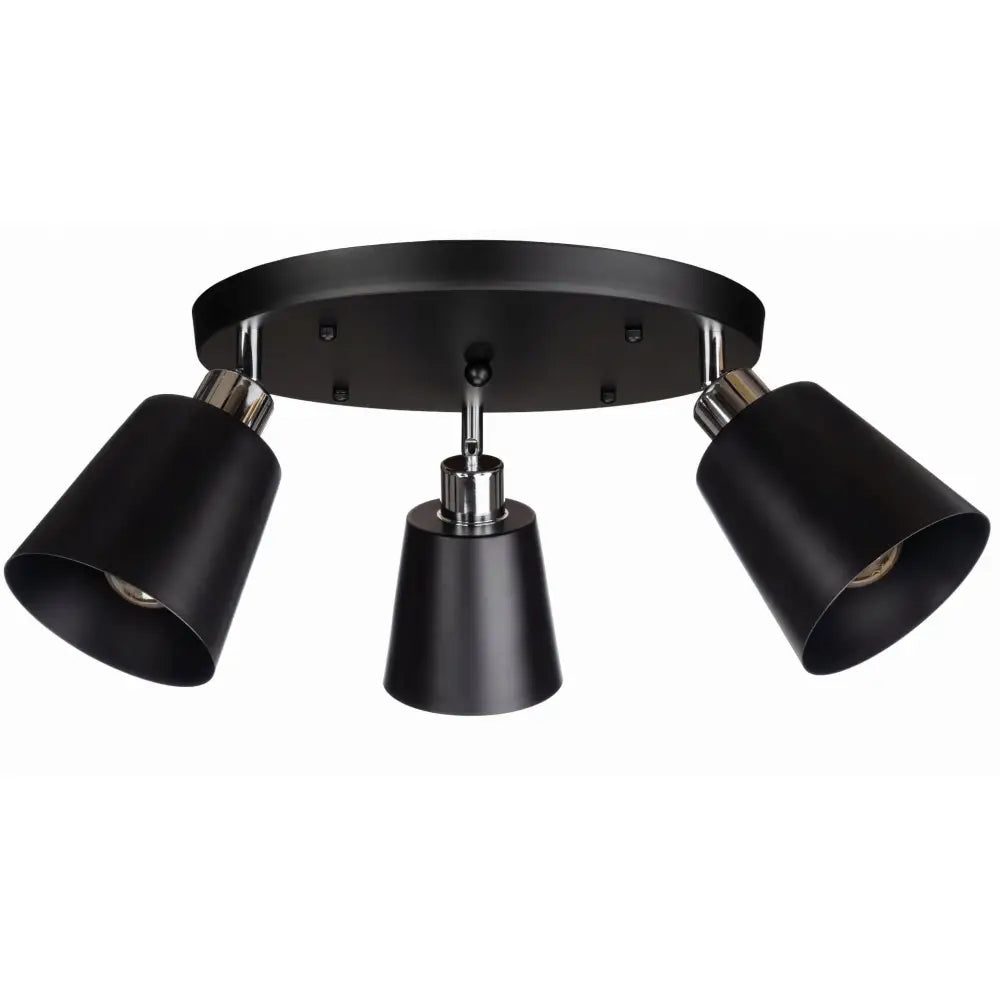Svart taklampe med tre justerbare metallskjermer og kromdetaljer, sett skrått nedenfra mot sort base.