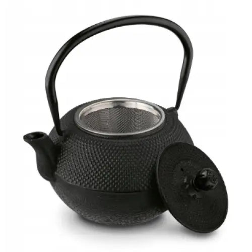 Svart tekanne i støpejern med synlig metallfilter og lokk med mønster, sett skrått ovenfra.