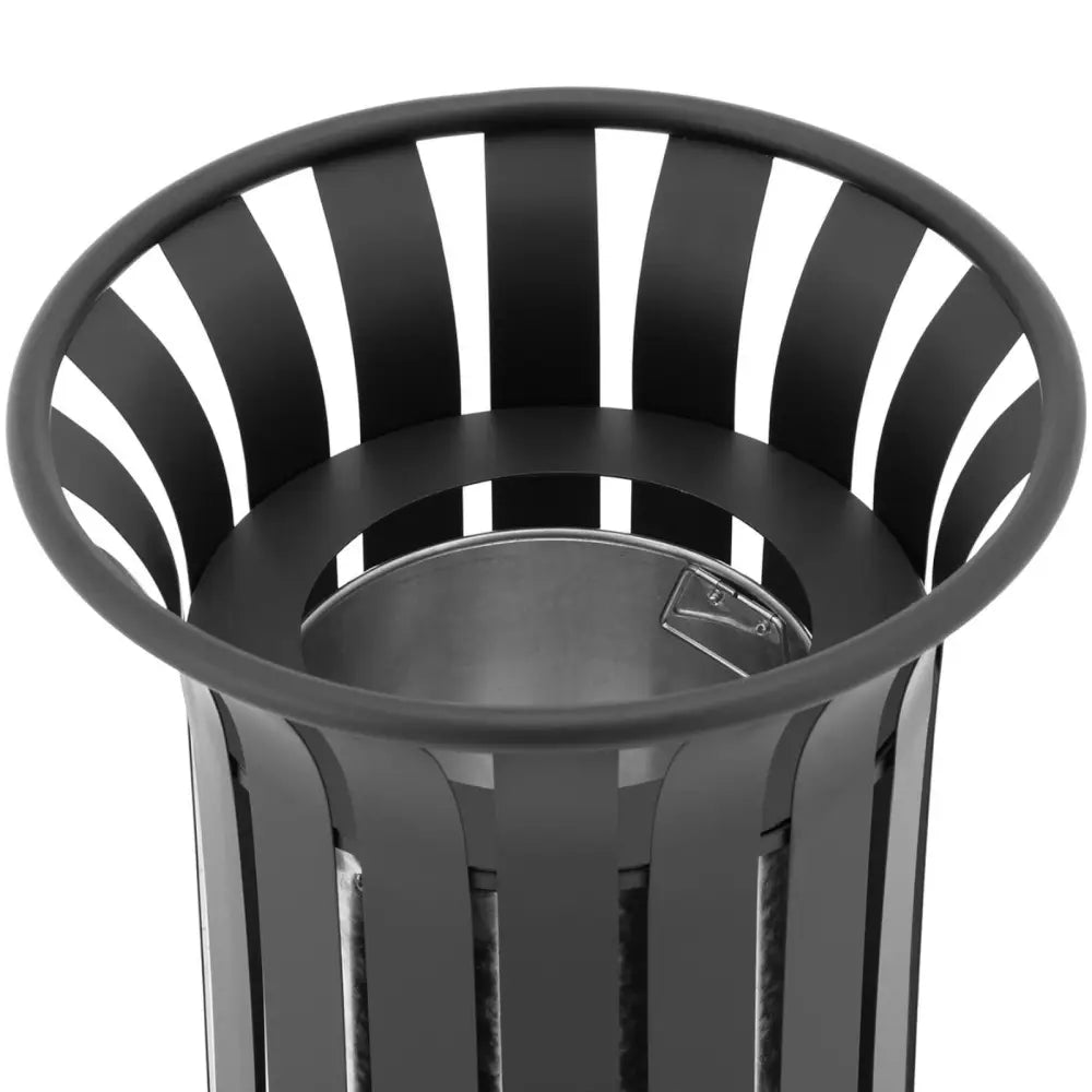 Svart utendørs rund jern søppelbøtte, skrå vinkel som viser stripet mønster og synlig innerbeholder.