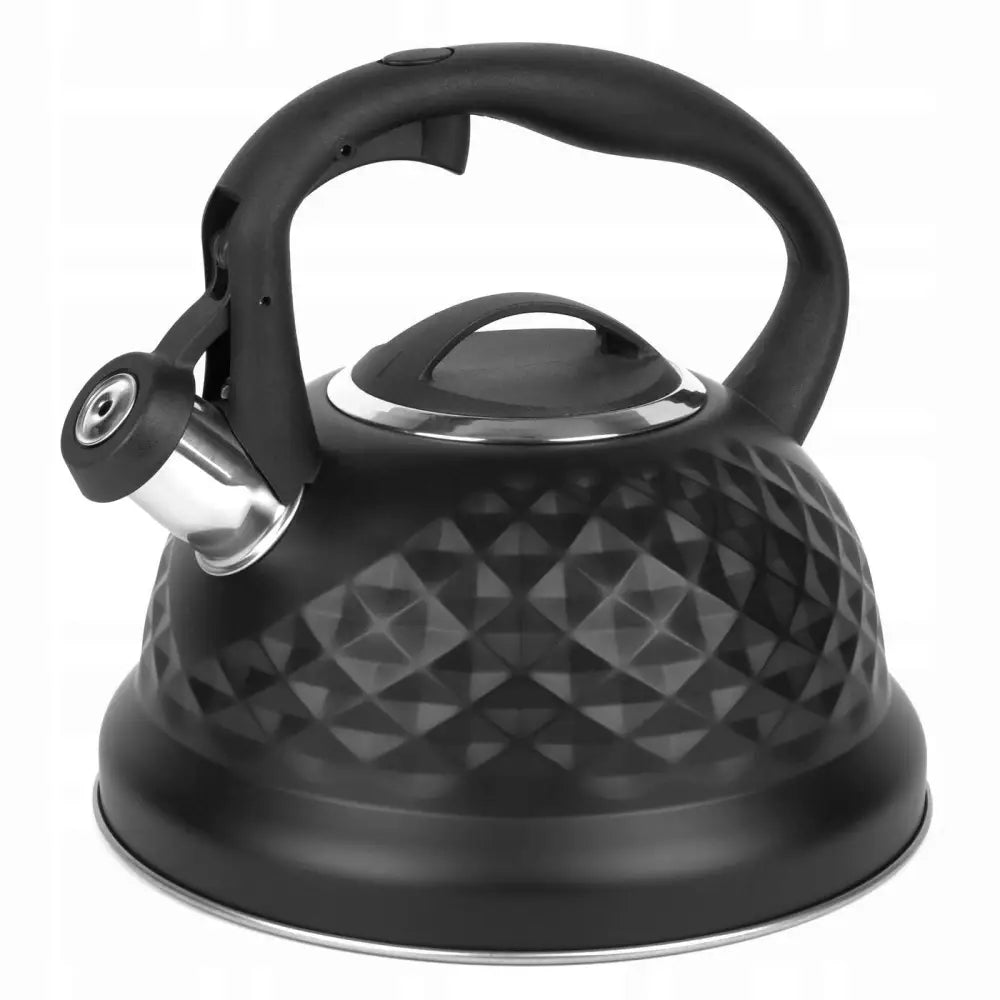 Svart vannkoker med diamantmønstret metalloverflate, synlig helletut med sort trykknapp og matchende håndtak.