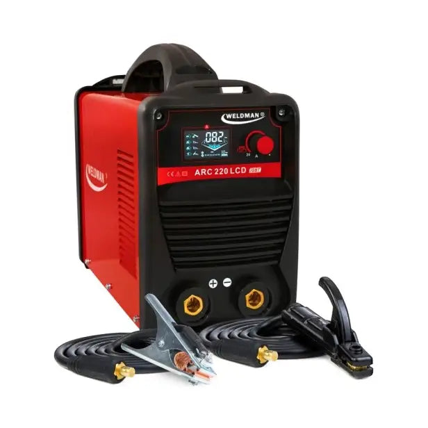 Sveiseapparat Arc 220 med LCD-display, skrå forsidevisning, viser bærehåndtak og tilkoblingskabler.