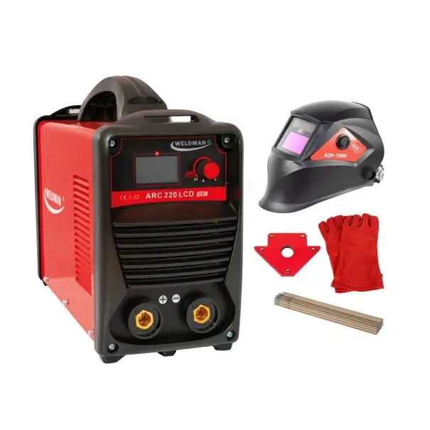 Sveiseapparat Arc 220 med LCD-display, komplett med hjelm, hansker, magnet og sveisestaver på hvit bakgrunn.
