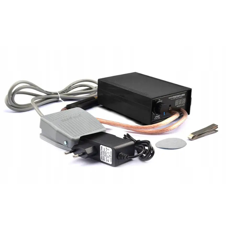 Sveiseapparat for hjemmebruk 8000W, skråvisning med grå fotpedal og metalltilbehør mot hvit bakgrunn.