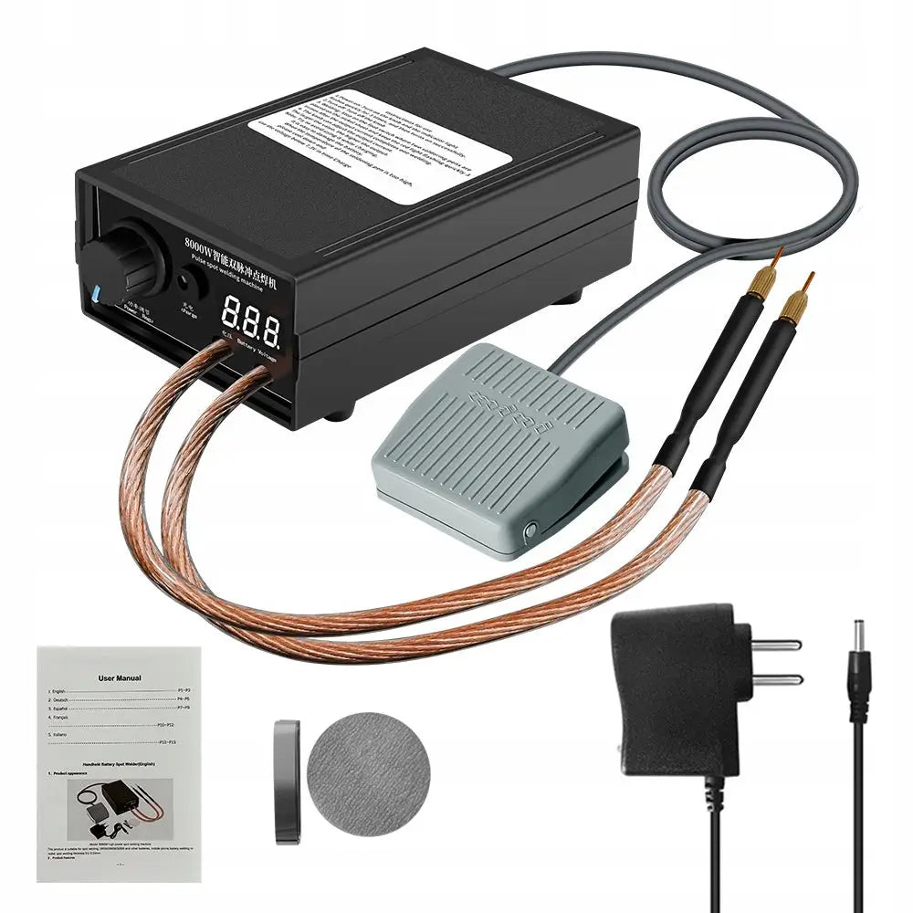 Sveiseapparat for hjemmebruk, nærbilde av digitalt display, pedal, gullspissede kabler og tilbehør på bord.