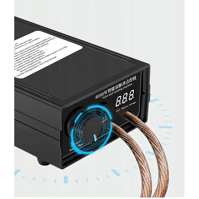 Sveiseapparat for hjemmebruk, skrå frontvisning med digitalt display, justeringshjul og tilkoblede kobberkabler.