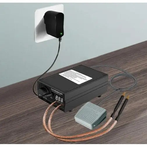 Sveiseapparat for hjemmebruk 8000W, nærbilde av digital skjerm, tilkoblete kabler og grå fotpedal på bord.