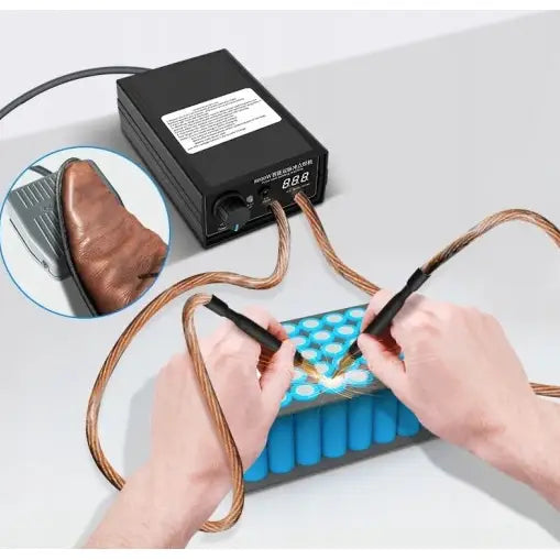 Sveiseapparat for hjemmebruk, nærbilde av digital skjerm og kabler i bruk på blå batteripakke med fotpedal.