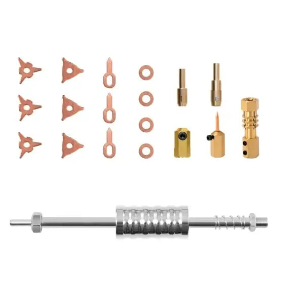 Sveiseapparat for punktsveising, detaljvisning av kobber- og messingdeler samt sølvfarget stav på hvit bakgrunn.