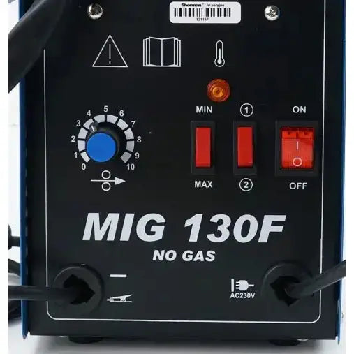 Sveiseapparat Mig Mag, nærbilde av frontpanel med blå skruknapp, to røde brytere og modellbetegnelse nederst.