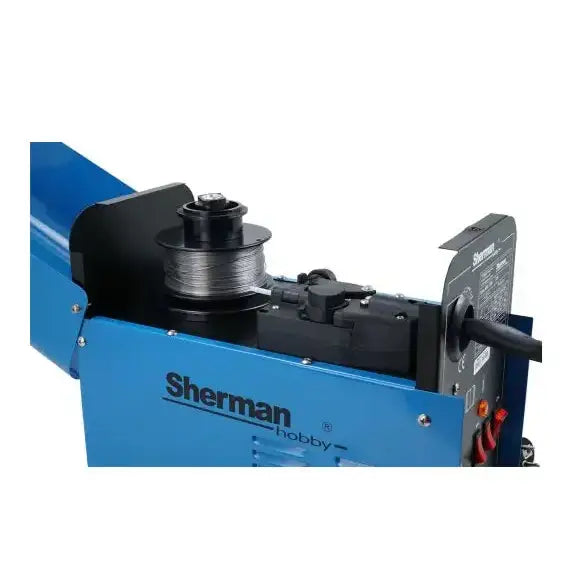 Sveiseapparat Mig Mag, nærbilde som fremhever sort trådspole, betjeningsknapper og Sherman hobby-logo.