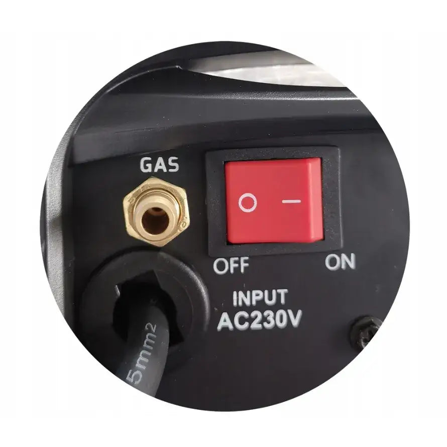 Sveiseapparat 4-i-1, nærbilde av frontpanel med rød bryter, messing gassinngang og 230V merking.