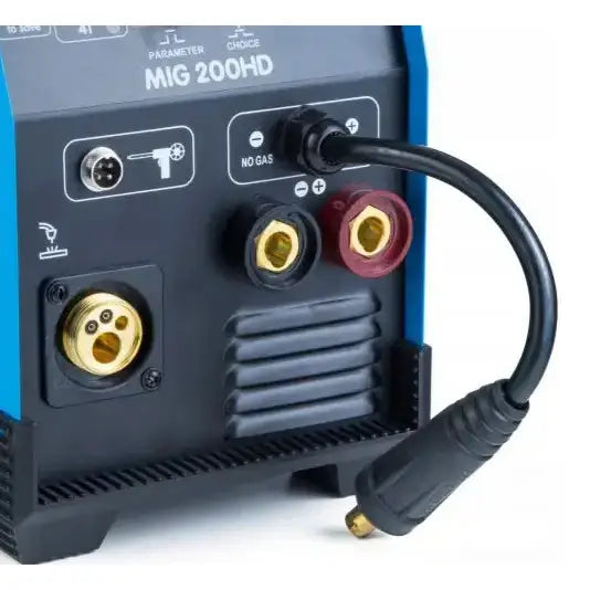 Sveiseapparat Mig Mag Mma Tig, skråvisning med synlige terminaler, strømkabel og tydelig merkede tilkoblingspunkter.