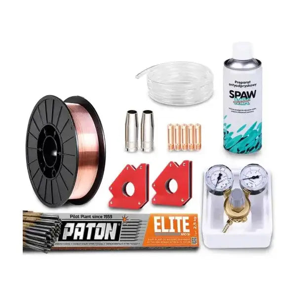 Sveiseapparat Mig Mag Mma Tig, tilbehørssett med elektroder, trådrull, dyser og magnetiske vinkler mot hvit bakgrunn.