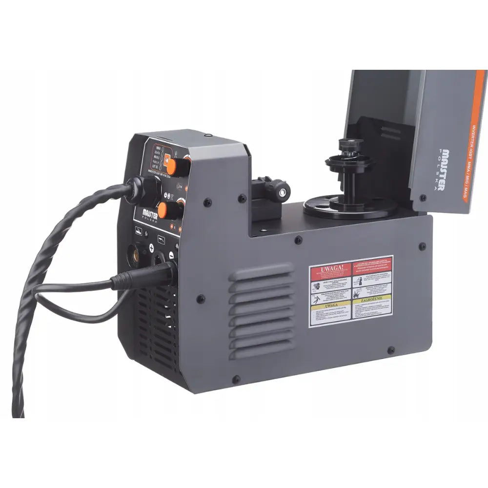 Sveiseapparat Migomat Flux, skråvisning med synlige kontrollknapper, åpent deksel og spoleholder.