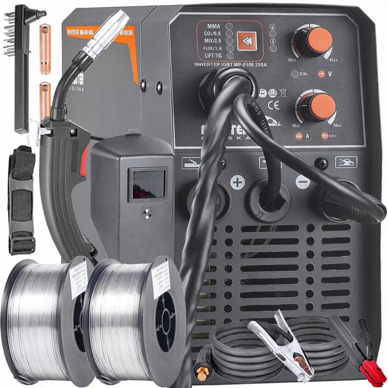 Sveiseapparat med oransje detaljer, frontvisning med tilbehør som sveisehjelm, trådspoler og kabler.