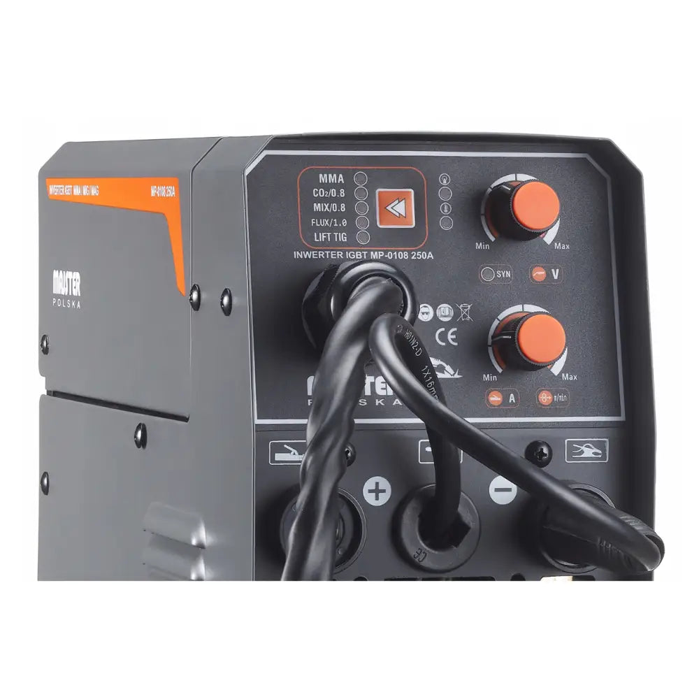 Kontrollpanel på sveiseapparat med tydelige knotter, symboler og tilkoblede kabler i oransje og svart.