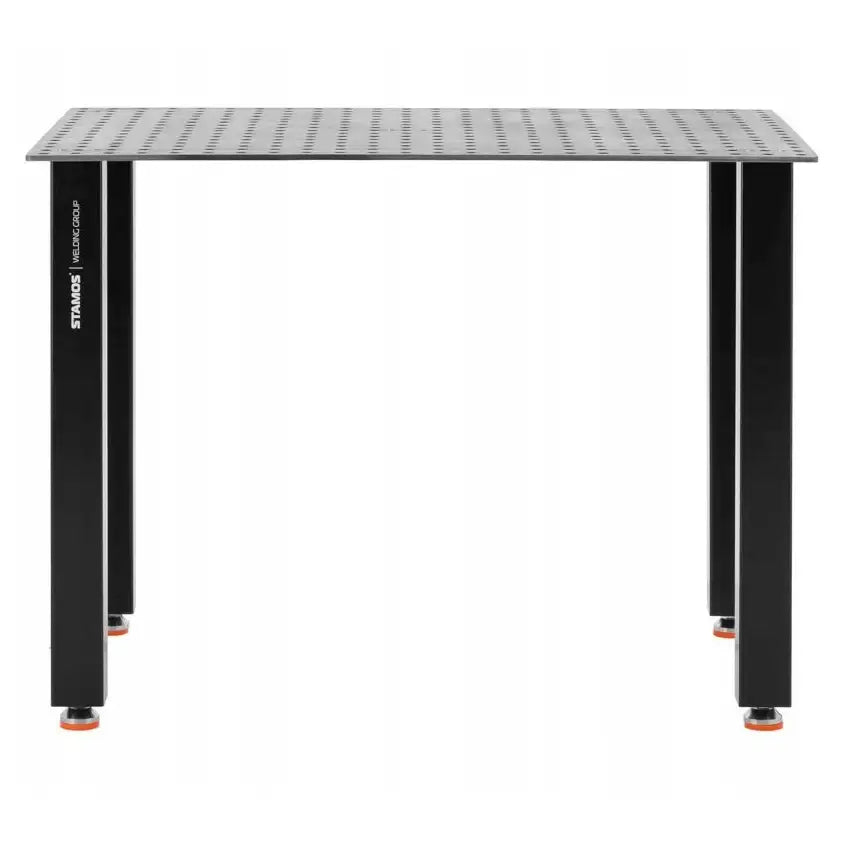 Sveisearbeidsbord med perforert grå metallplate, sett rett forfra, svarte ben og oransje gulvdetaljer.