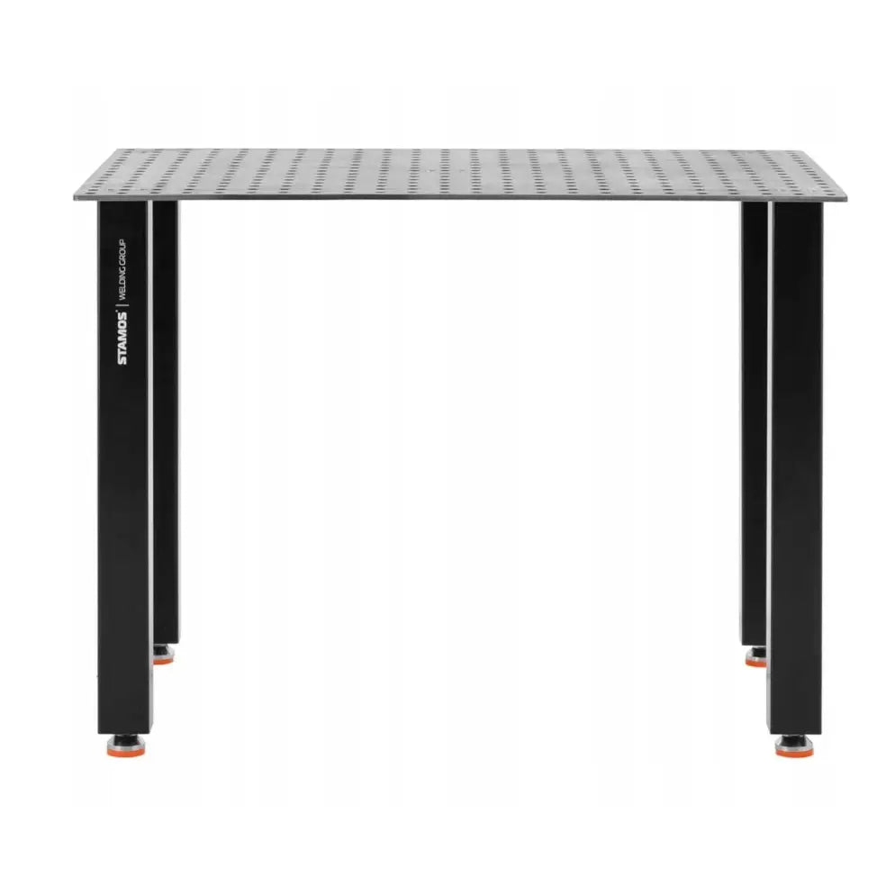 Sveisebord med perforert stålplate, sort ramme og oransje justerbare føtter, frontvisning.