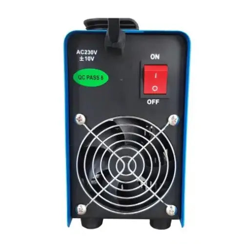 Sveiseinverter bakside med tydelig av/på-bryter, grønn kontrollmerke og vifte med metallgitter mot hvit bakgrunn.