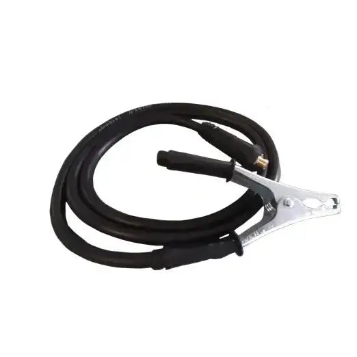 Sveiseinverter kabel med isolerte ender festet til sølvfarget klype, sammenrullet på hvit bakgrunn.