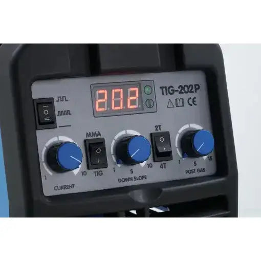 Sveiseinverter TIG, detaljert frontvisning av kontrollpanel med blå dreieknapper, brytere og digitalt display.