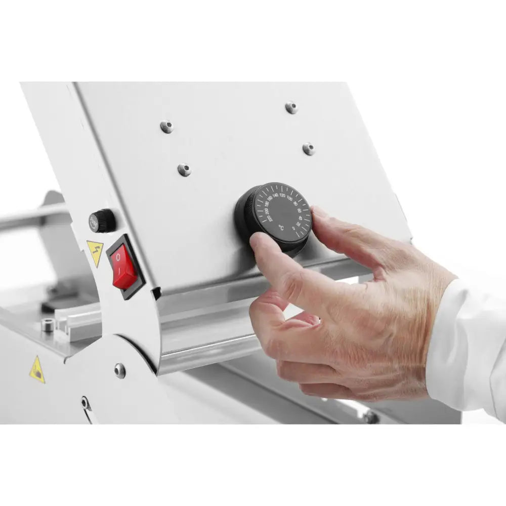 Sveisemaskin for brett og kopper, nærbilde av temperaturratt, rød bryter og gul advarselsmerking.