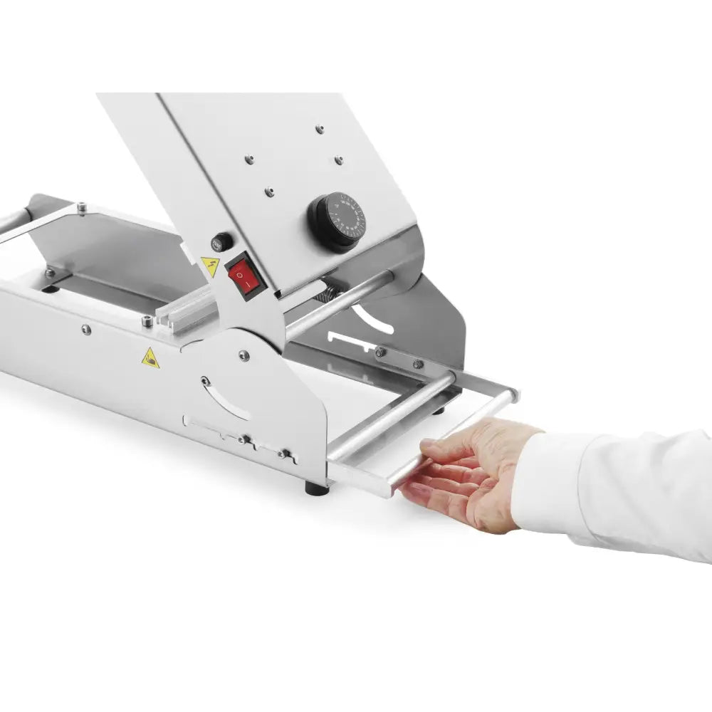 Sveisemaskin for brett og kopper med PE-matrise, sidevisning med åpen uttrekksskuff og synlig kontrollpanel.