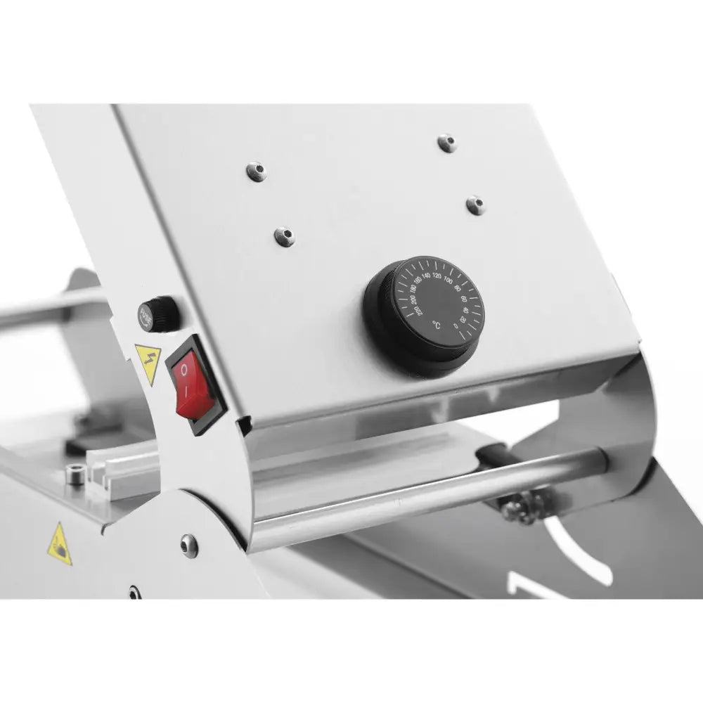 Sveisemaskin for brett og kopper, fokus på kontrollpanel med sort temperaturhjul og rød bryter i skrå vinkel.