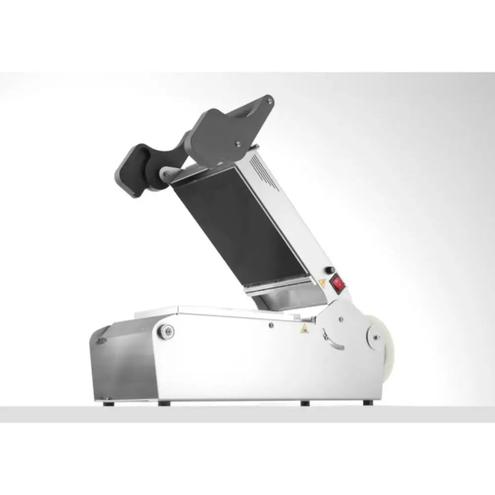 Sveisemaskin for takeaway matbeholdere, sidevisning med åpent lokk, synlige bevegelige deler og kontrollpanel.