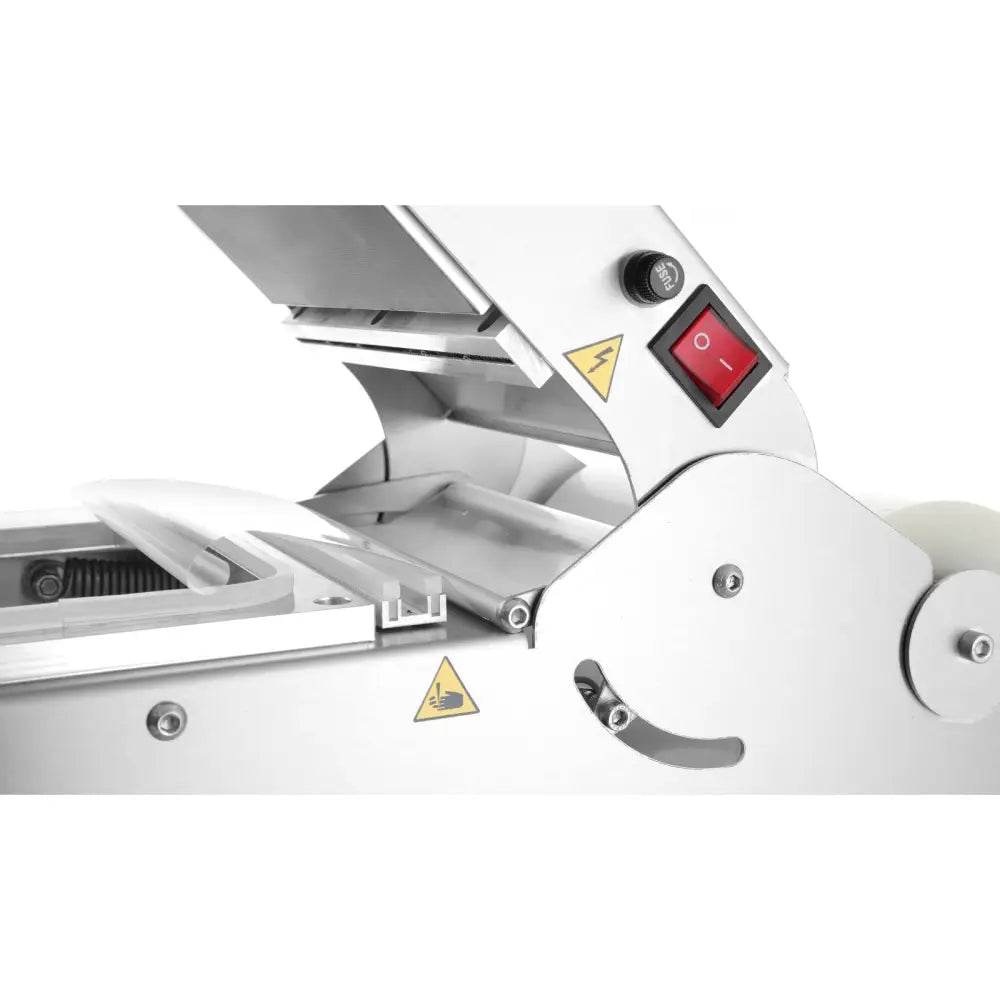 Sveisemaskin for takeaway matbeholdere, skrått detaljbilde med synlig rød bryter og åpnet lokk.