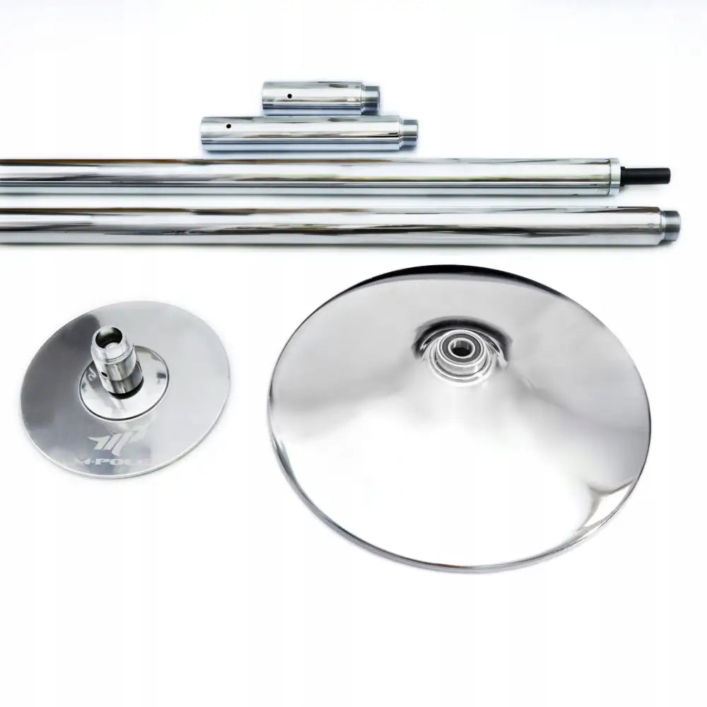 Svingbar sammenleggbar poledance-stang, komplette blanke metalldeler sett ovenfra på hvit bakgrunn.