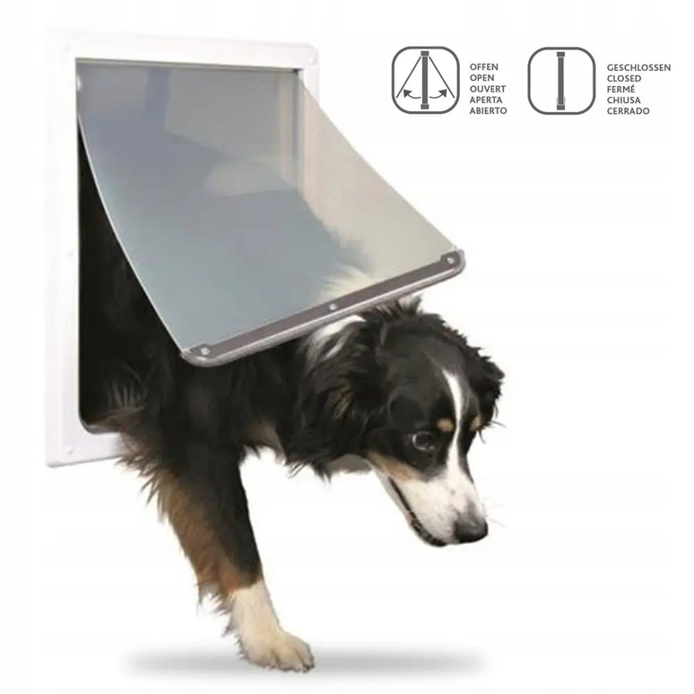 Svingdør for mellomstore og store hunder Trixi, sidevisning med hund som går gjennom gjennomsiktig plastklaff og instruksjonssymboler.