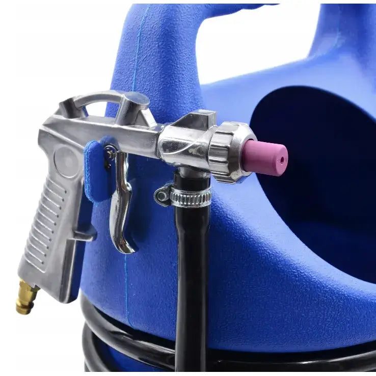 Syfon sandblåser 10L, nærbilde av pistolgrep og lilla munnstykke festet til blå beholder.